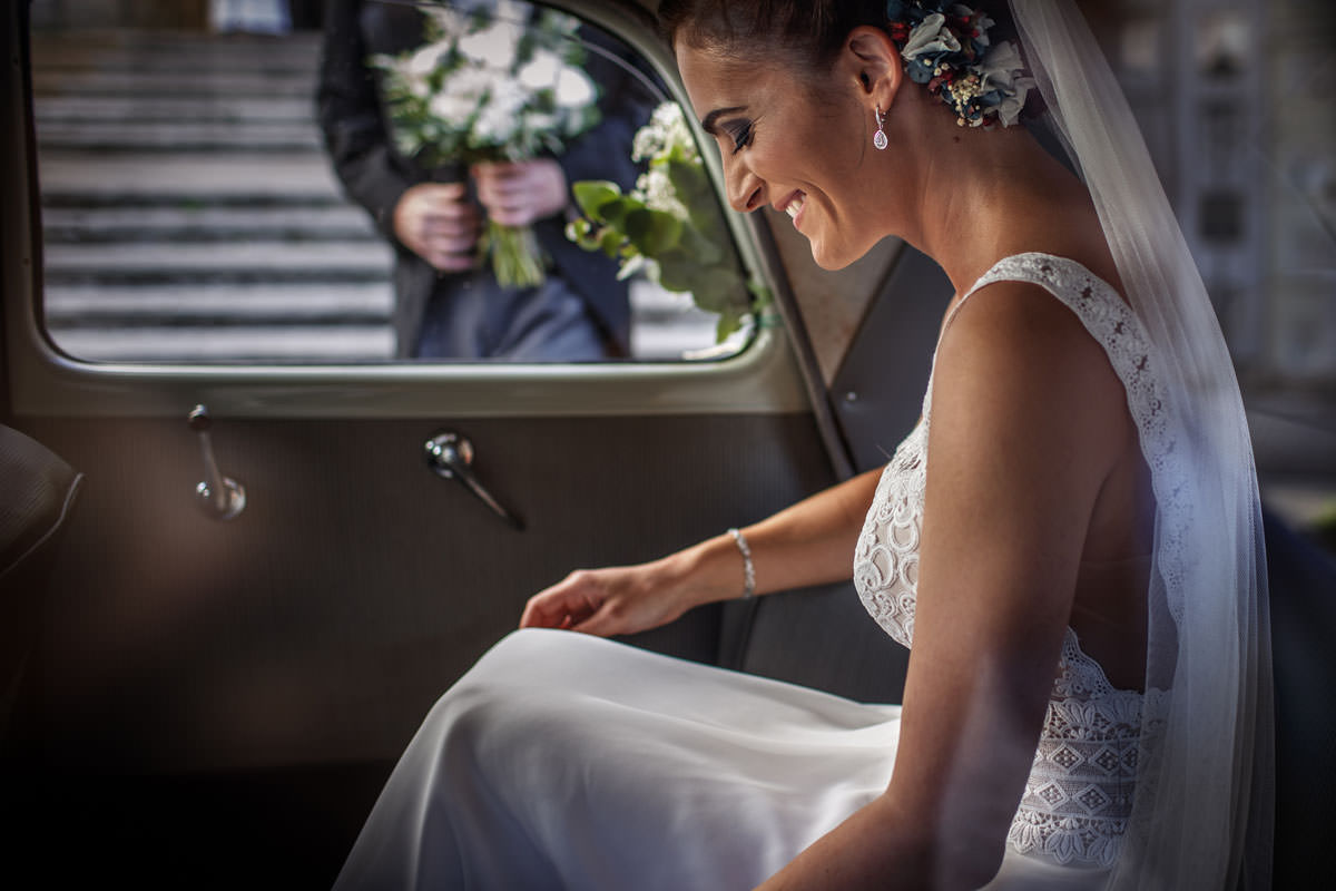 Fotógrafos Torrelavega Novia en el coche de la boda