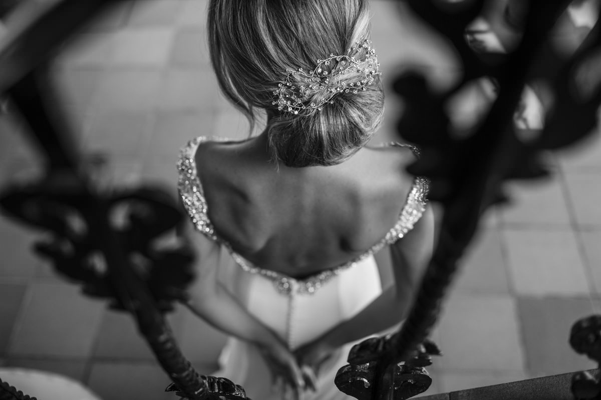 Fotógrafos Torrelavega Novia de espaldas mostrando peinado en el día de su boda