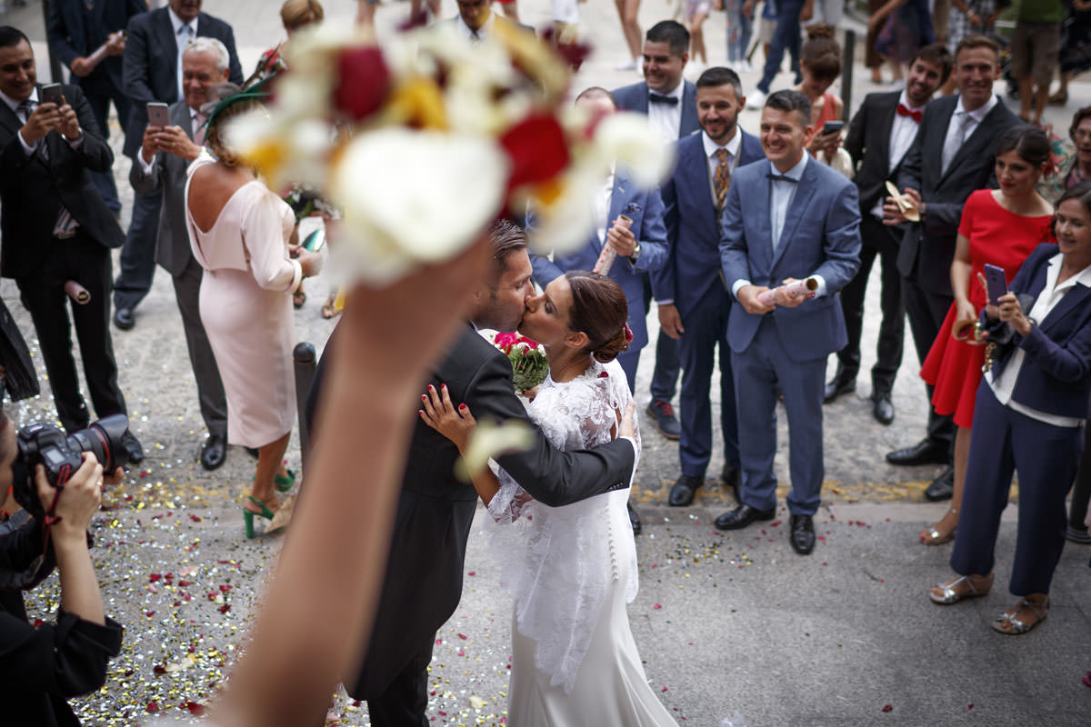 Fotógrafos Torrelavega Novios besándose al salir de la ceremonia de boda